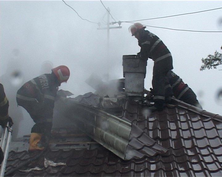  Incendiu de la coșul de fum la o casă din Dumești