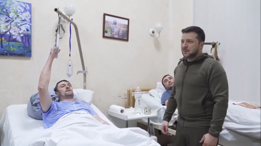  VIDEO: Unul din motivele pentru Zelenski este atât de iubit de oameni: în vizită la spital, chiar dacă este vânat de mercenarii lui Putin