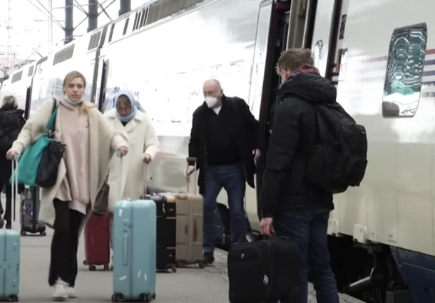  VIDEO: Zeci de mii de oameni pleacă din Rusia de teama sărăciei şi a represiunilor