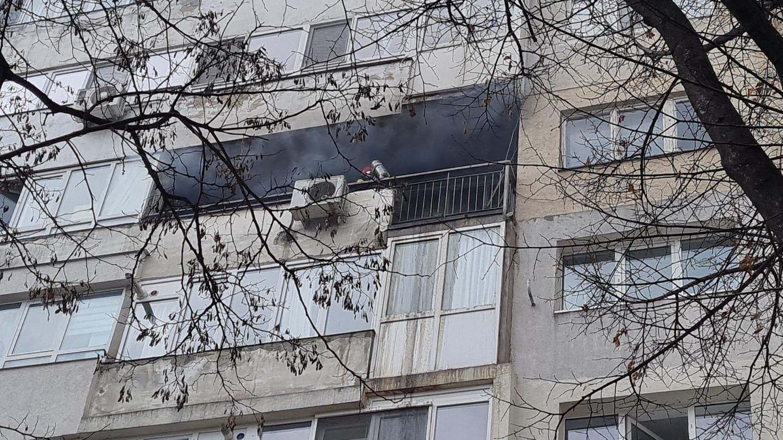  Incendiu la un apartament de la etajul 6 situat într-un bloc de pe strada Stejar (VIDEO-FOTO)