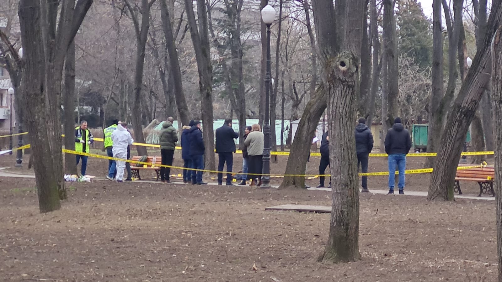  Poliţistul găsit mort în parcul Copou s-ar fi sinucis din dragoste. El a venit din Botoşani cu maşina de poliţie