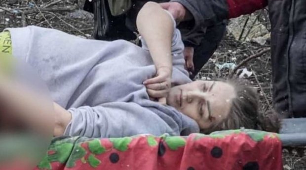  O femeie însărcinată, rănită la maternitatea din Mariupol şi devenită un simbol, a murit