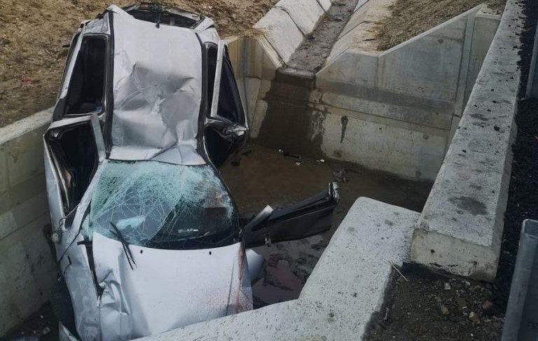  FOTO – O tânără de 34 de ani a murit după ce a aterizat cu maşina într-un şant betonat