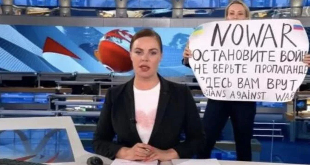  Ce pedeapsă riscă Marina Ovsiannikova, jurnalista care a protestat în direct faţă de războiul din Ucraina