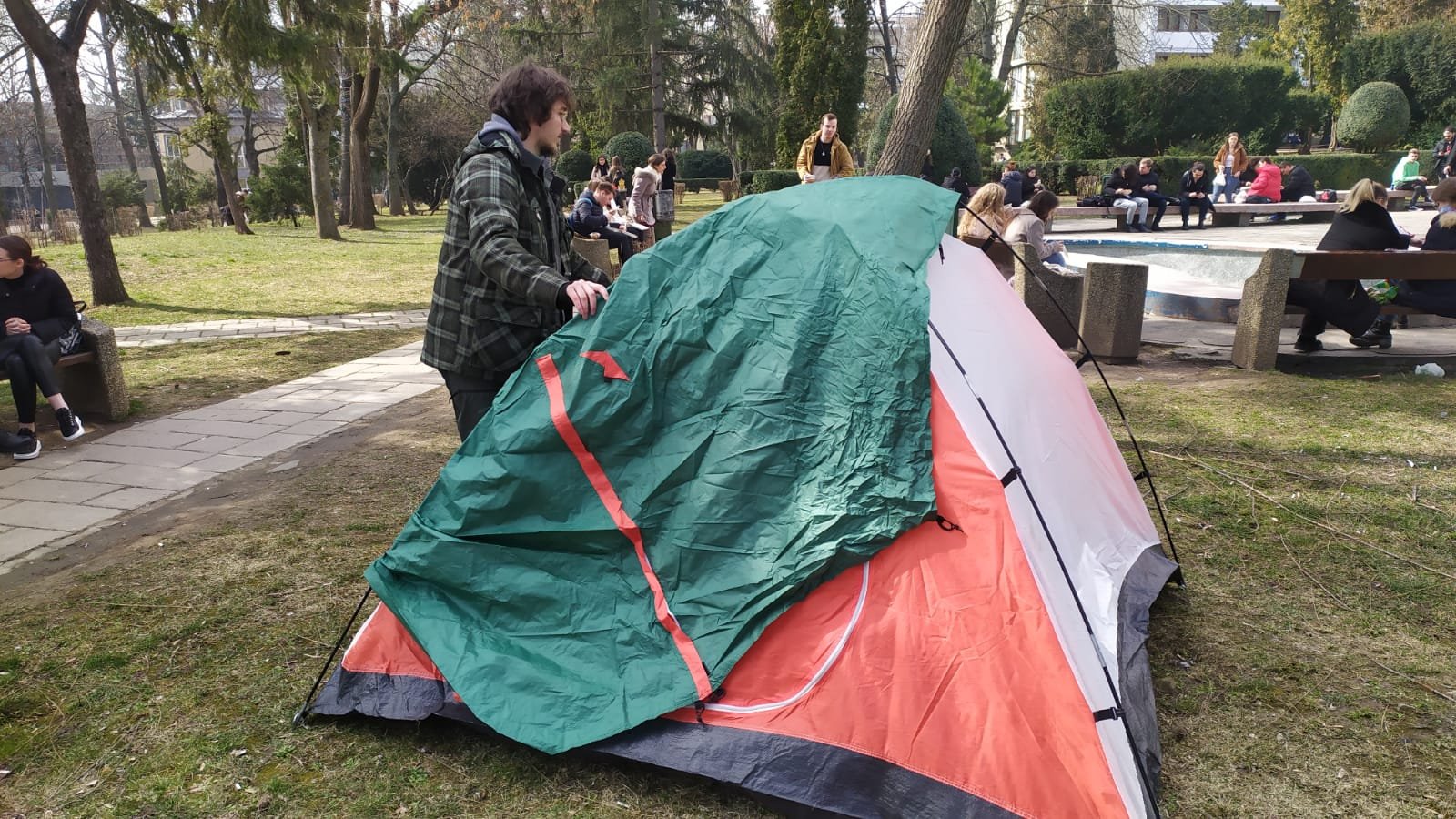  VIDEO-FOTO: Un student de la Litere şi-a montat un cort în faţa Universităţii în semn de protest (UPDATE)