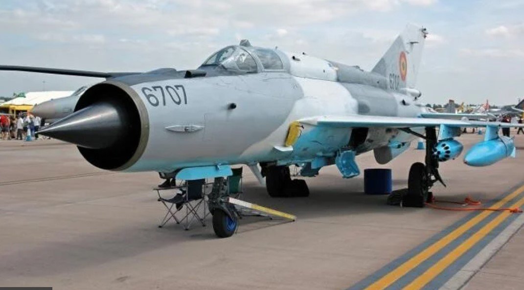  Două MiG 21 LanceR puse pe butuci din cauza kerosenului vândut MApN de un fost asociat al lui Sebastian Ghiţă