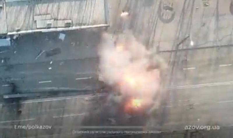  VIDEO: Tanc rusesc pe străzile din Mariupol, lovit din toate părțile de rachete. Tot atacul a fost filmat din dronă