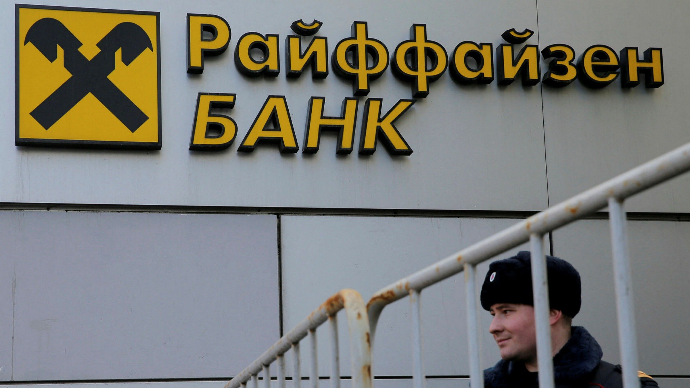  Raiffeisen Bank International studiază o posibilă ieşire din Rusia