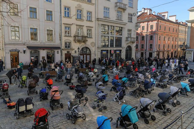  Imagine cutremurătoare în Ucraina: piață umplută cu 100 de cărucioare goale în amintirea copiilor uciși de ruși