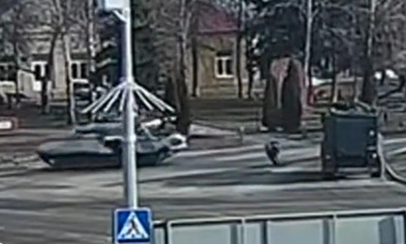 VIDEO VIRAL :Imagini ca în Benny Hill. Un soldat rus cade de pe tanc și e lăsat în urmă de colegii săi