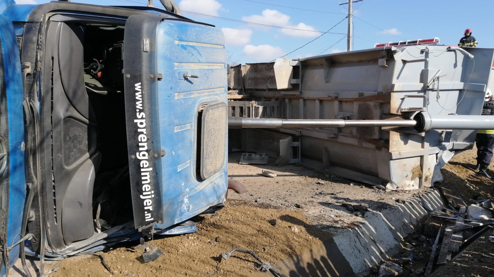  FOTO – Camion răsturnat într-o curte unde se jucau doi copii. Unul e în stare gravă