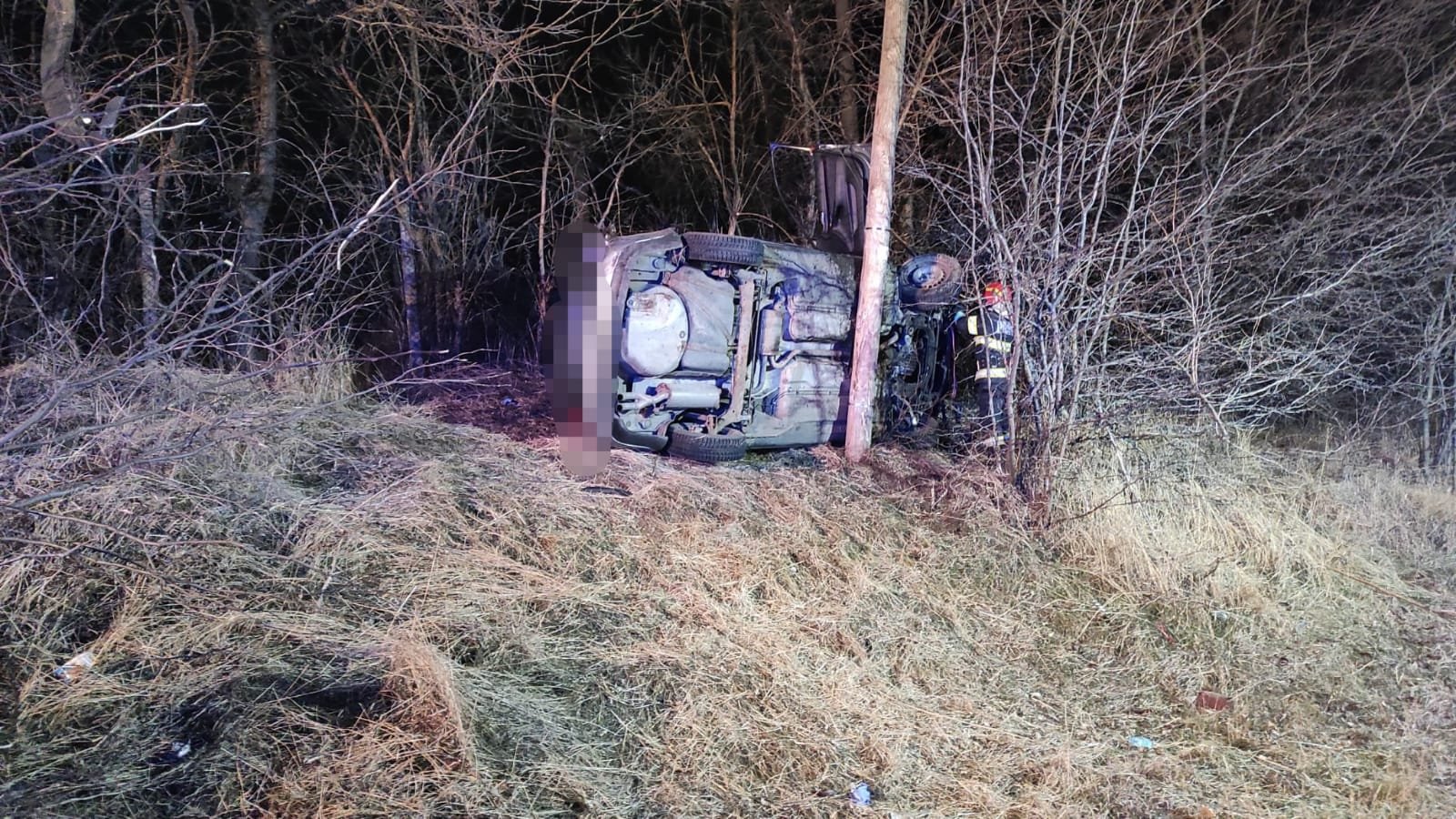  FOTO – Un şofer de 51 de ani s-a răsturnat cu maşina pe DN28 la Sârca