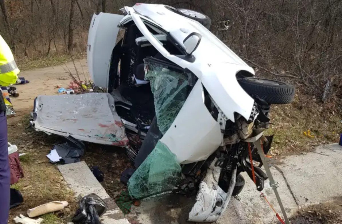  Două persoane au murit după ce un şofer a ieşit de pe şosea şi a intrat într-un pod