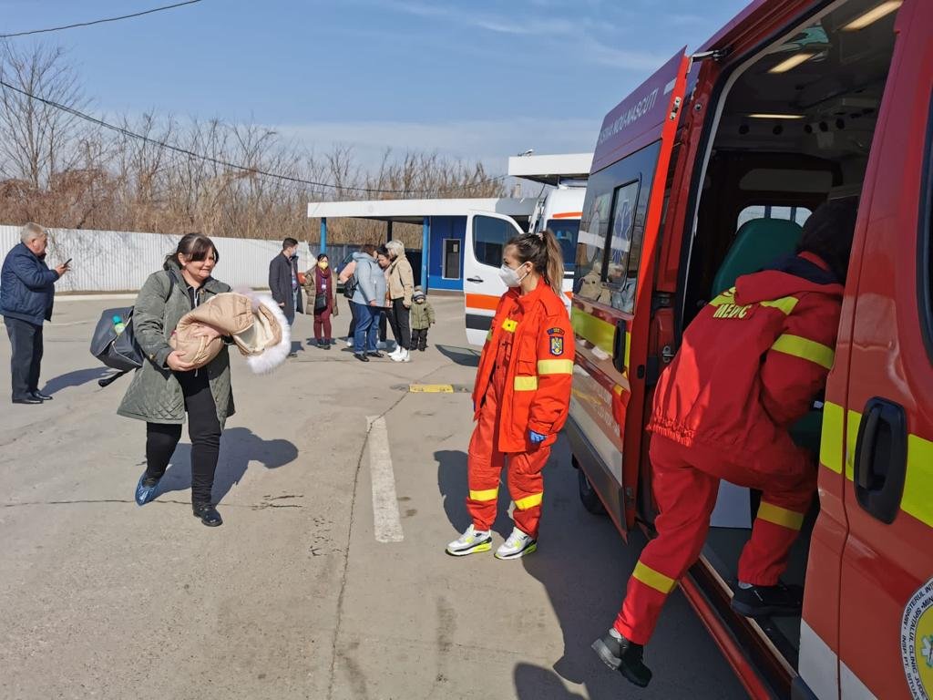  Trei copii ucraineni preluaţi din Vama Sculeni şi trimişi cu avionul la Torino