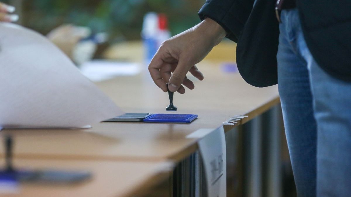  Vârsta de la care se poate vota în România, coborâtă la 16 ani până la următoarele alegeri locale şi europarlamentare. Proiect de lege