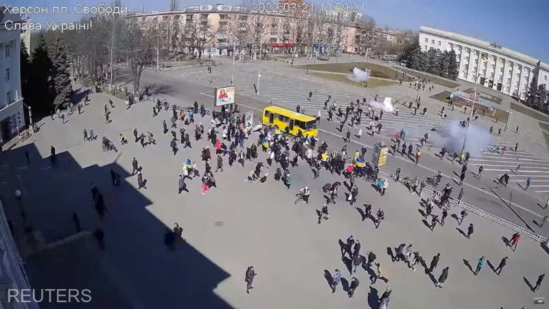  (VIDEO): Imagini dure la Herson. Protestatari, disperaţi de ruşi cu tiruri de mitralieră