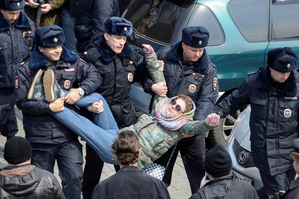  Rămasă fără bani, Rusia taie numărul polițiștilor la jumătate în unele districte federale