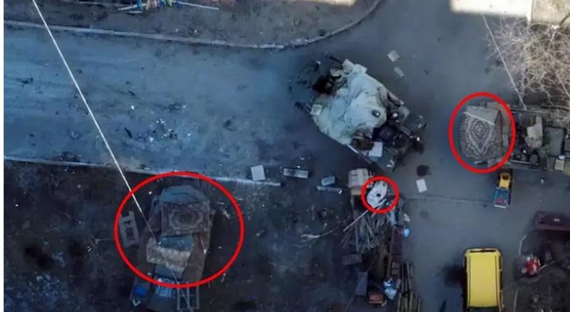  VIDEO Militari ruși, filmați din dronă cum par să fure covoare dintr-un bloc de apartamente