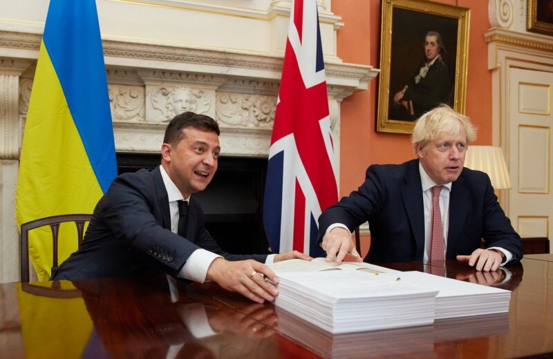  Boris Johnson i-a transmis lui Zelenski că intenţionează să trimită mai multe arme în Ucraina