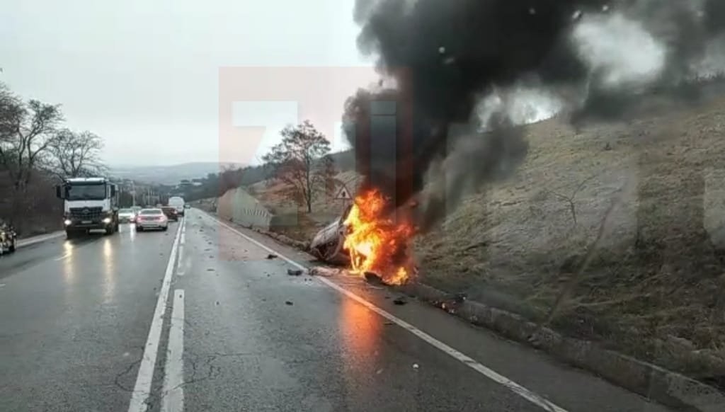  VIDEO: Accident pe șoseaua de centură, la Uricani. Un BMW  a ars ca o torță