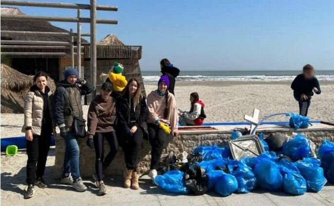  Refugiaţi ucraineni găzduiţi în Mamaia au curăţat plaja din proprie iniţiativă