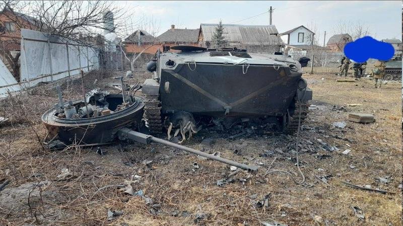  (FOTO) Tancuri și camioane, distruse de armata ucraineană, pregătite să ajungă la fier vechi