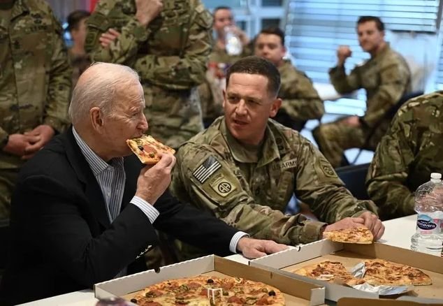  Joe Biden a mâncat pizza cu soldaţii americani dislocaţi în Polonia