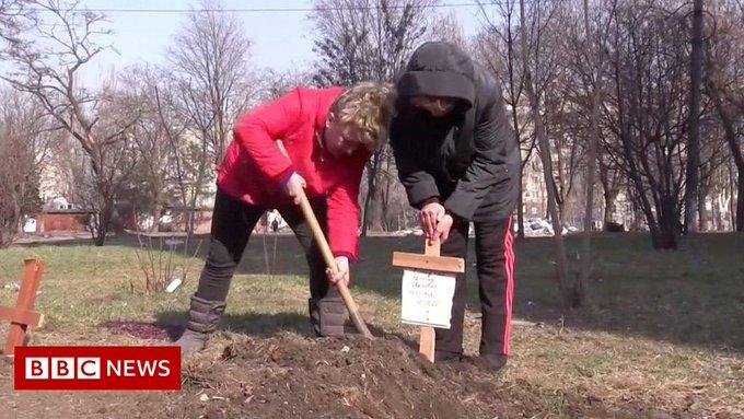  O familie își îngroapă tatăl în parcul public. Asaltul rușilor face nesigur drumul la cimitir