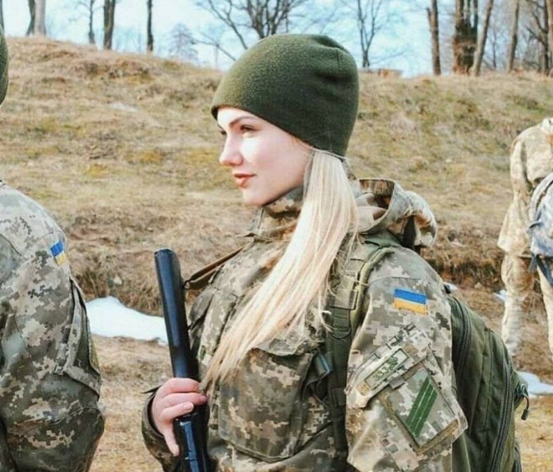  Sondaj: 30% dintre femeile din Ucraina vor să participe la luptă împotriva invaziei ruse