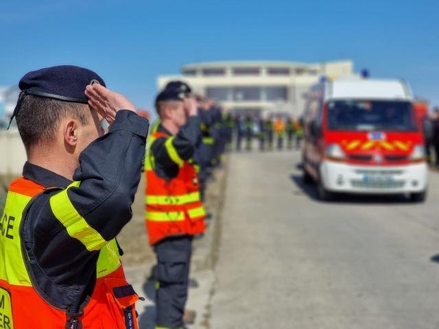  VIDEO: Predare emoționantă de ajutor francez ucrainenilor, la Vama Siret. Culoar cu pompieri români
