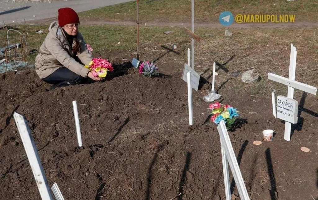  Imagini din orașul-cimitir Mariupol. Sute de morminte săpate între blocuri