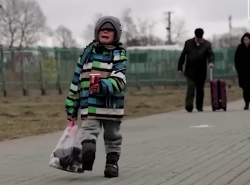 VIDEO: Băiețelul care a înduioșat o lume întreagă, după ce a trecut granița singur plângând, și-a regăsit familia