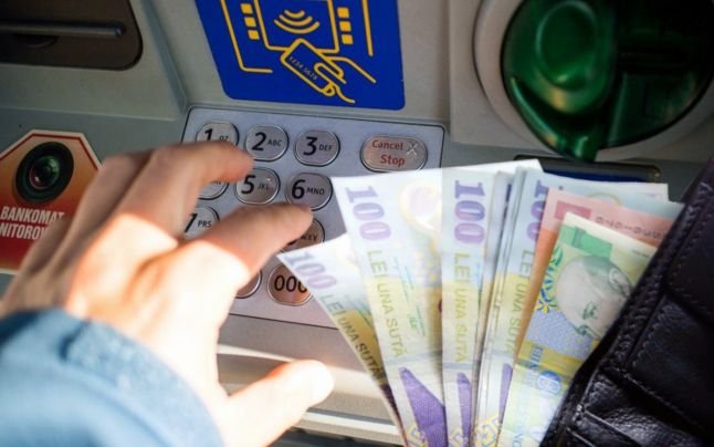  Un român s-a trezit cu două milioane de lei în cont şi a refuzat să returneze banii, cumpărând BMW-uri de lux
