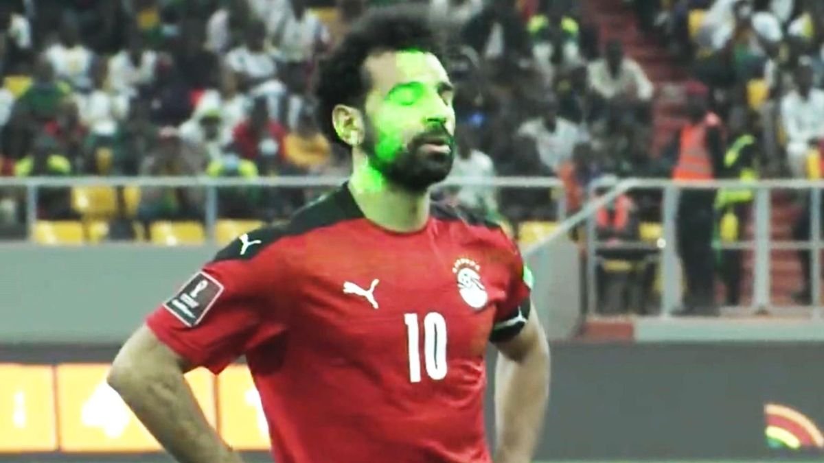  Selecţionata Egiptului a pierdut calificarea la Cupa Mondială din cauza laserelor din tribună