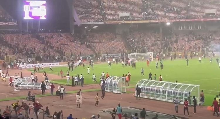  VIDEO: Nebunie în fotbalul nigerian: fanii au omorât în teren un oficial FIFA