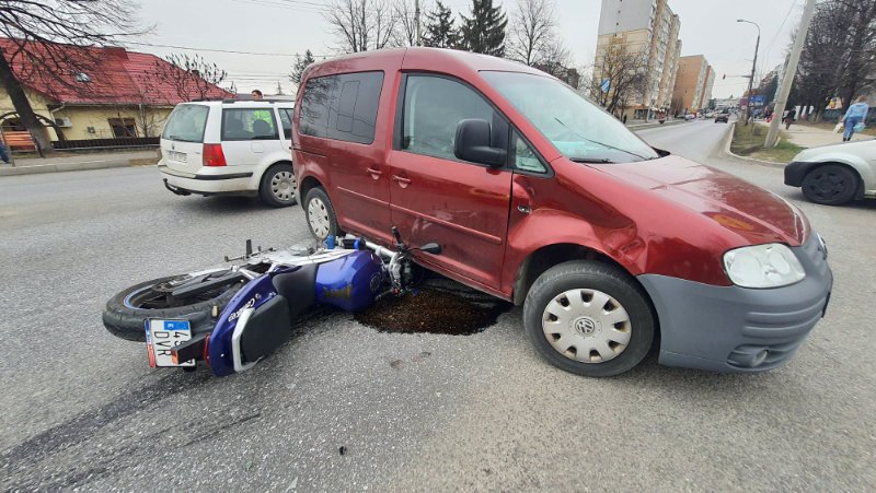  FOTO Un motociclist și-a încercat puterile cu o mașină la Pașcani. A ajuns la spital