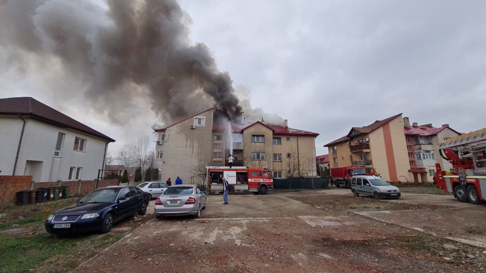  LIVE VIDEO: A ars acoperișul unui bloc din Miroslava. Incendiu puternic!