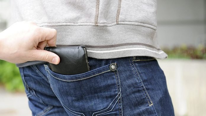  Un hoţ specializat pe furat portofele în municipiul Iaşi, prins la Lungani
