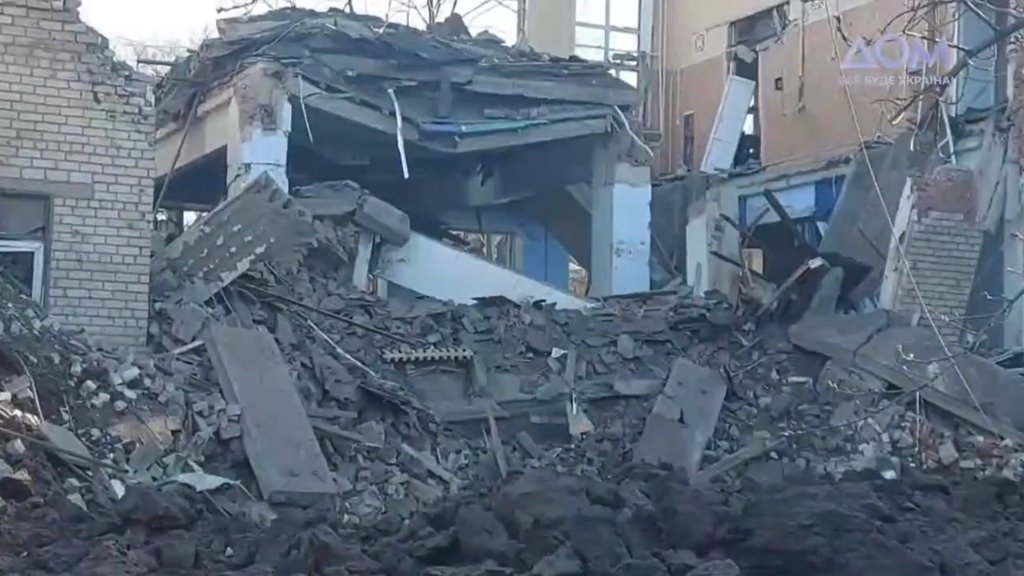  Școală din estul Ucrainei bombardată de obuze rusești