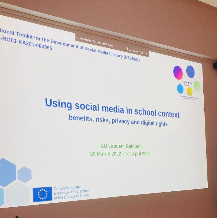  Profesori de la Liceul de Informatică, la un curs despre „social media” în Belgia