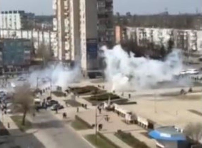  VIDEO: Focuri de arme și țipete! Ruşii au dispersat violent o manifestaţie la Enerhodar