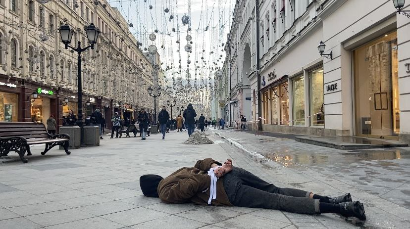  FOTO Un rus a pozat întins pe străzi în Moscova, cu mâinile legate la spate, ca ucrainenii masacrați la Bucea