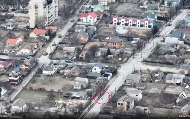  VIDEO Imagini filmate cu drona arată momentul în care soldații ruși trag într-un biciclist, în Bucea