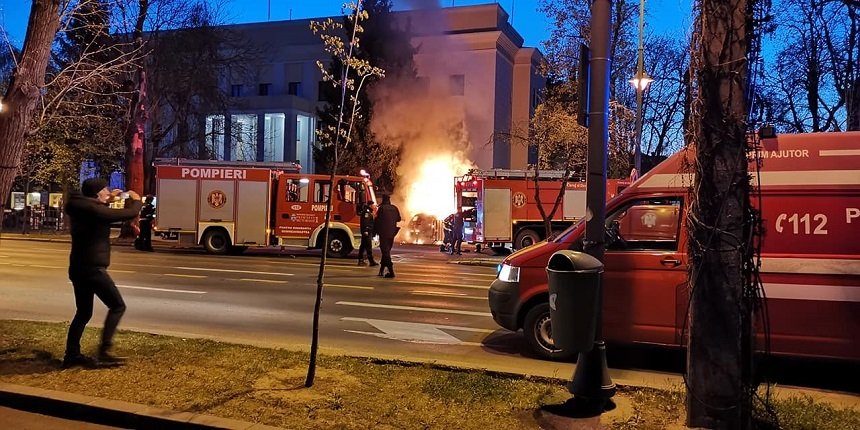  O mașină a intrat în porţile ambasadei Rusiei din Capitală, a luat foc, iar şoferul a murit