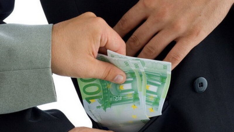  Femeie trimisă în judecată fiindcă a primit zeci de mii de euro ca să faciliteze angajarea unor persoane