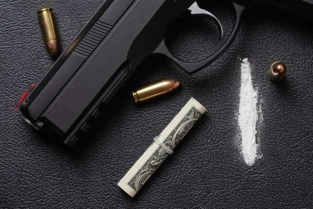  Doi traficanţi înarmaţi cu pistoale, prinşi în timp ce vindeau cocaină