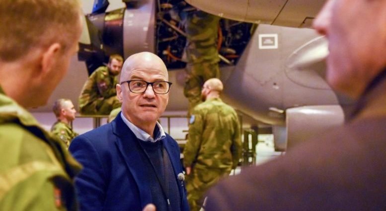  Ministrul norvegian al apărării demisionează din cauza unei relaţii cu o femeie mult mai tânără