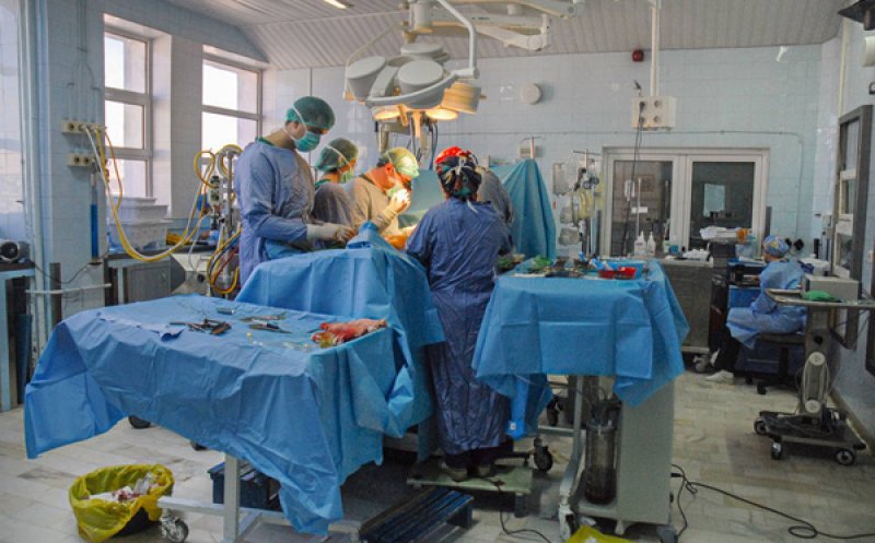  Medicii din Cluj-Napoca au scos din stomacul unui bărbat un lingou care ar putea fi din aur