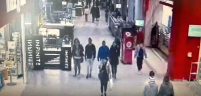  VIDEO: Momentul în care un tânăr fură, în văzul tuturor, un bancomat de criptomonede dintr-un mall din Timișoara