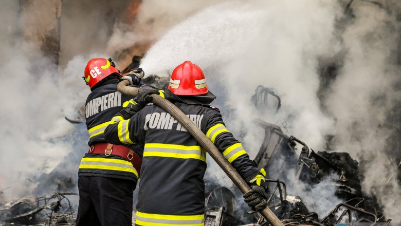  Incendiu în Valea Adâncă. Intervin trei echipaje de pompieri